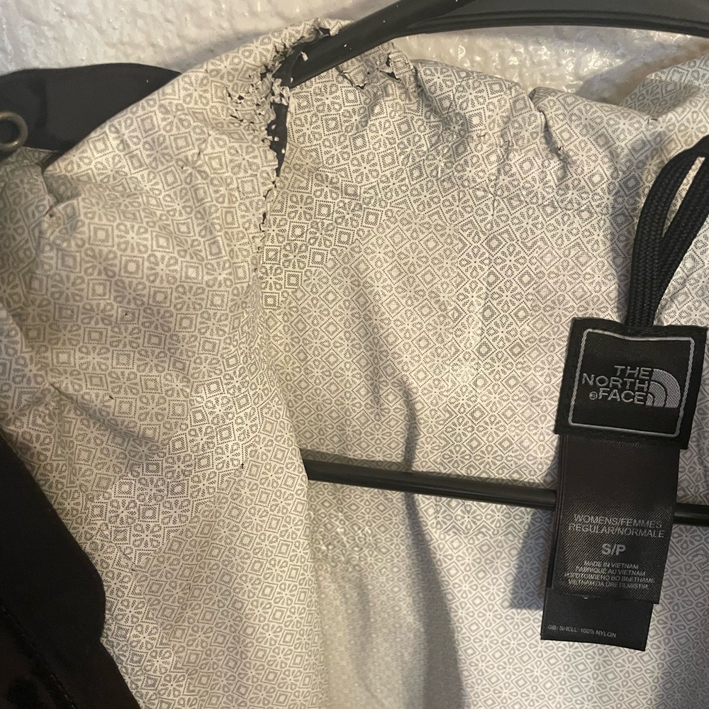 NWOT black North Face raincoat with hood Brand new worn a handful of times - Picture 7 of 10